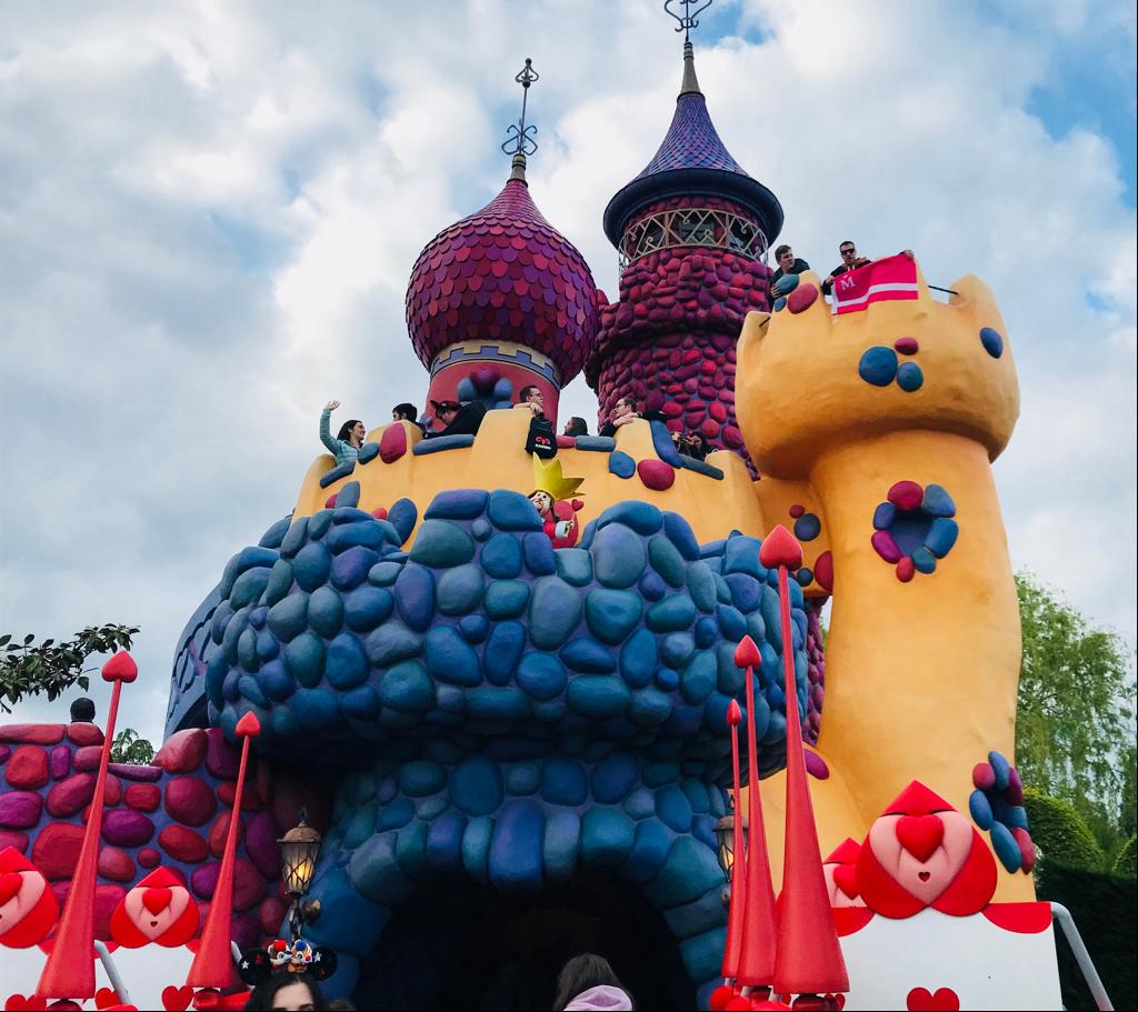 21Tejeda's tweet photo. Moderdonia se hace con el castillo de la Reina Roja en Disneyland París @VidaModernaOML #AniversarioModerdonia https://t.co/Io661Mepvt