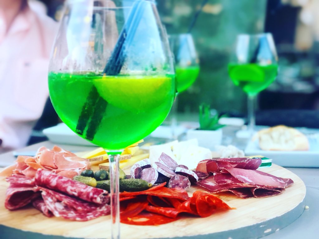 Apéritifs with friends! 💚

#greenspritz #food #wine #prosecco