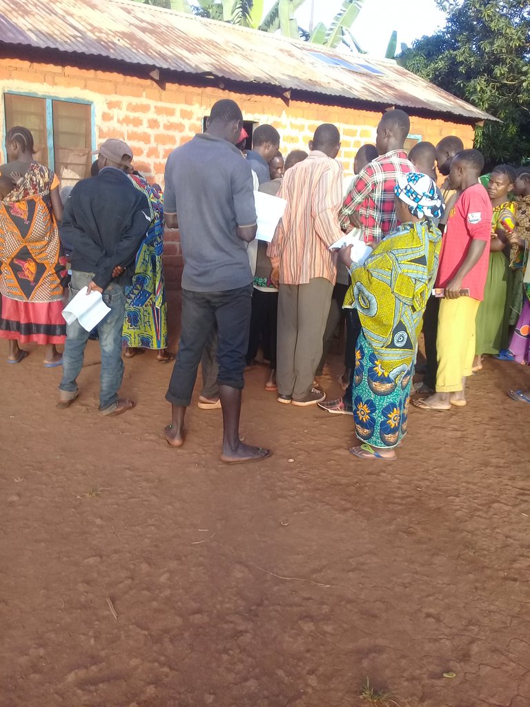 BrightonKahili3's tweet photo. Tukiwa kwa mwenyekiti wetu wa #kitongoji chetu kugongewa mihuri kwenye fomu za kutafuta vyeti vya uraia katika kijiji cha #Nengo @wilaya ya Kibondo Mkoa wa @Kigoma Tz. https://t.co/koTMo8MwCi