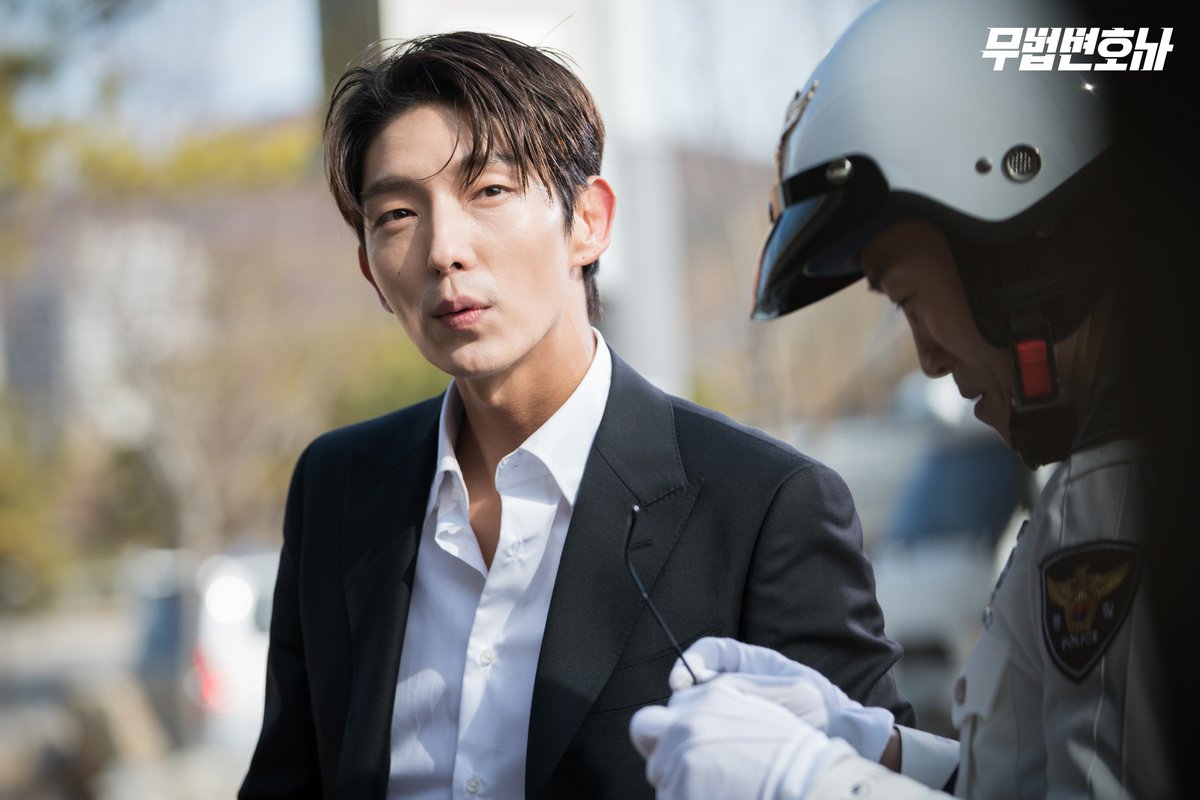 Беззаконный несколько неправда. Lawless lawyer. Ли джун ки беззаконный адвокат. Ли джун ги адвокат. Ли джун ги адвокат вне закона.
