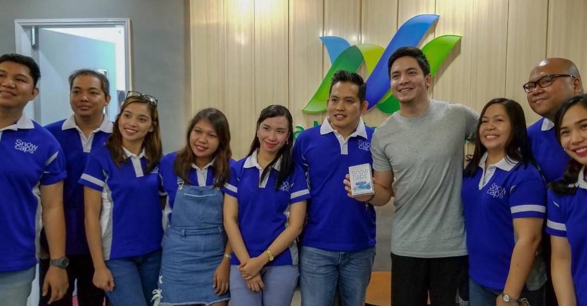 SimplyALDENofcl's tweet photo. @aldenrichards02 earlier this morning at @SnowGluta 😊

©️ @ArtistCenter 
・・・
Alden Richards visits the Snow Caps office, where he was welcomed warmly. ❤️

#ALDENforSNOWCAPS https://t.co/SkIl5yz8hf