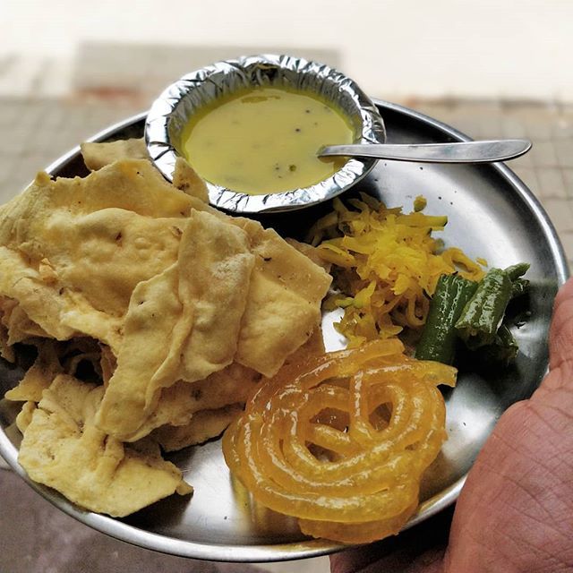 Ekbyte's tweet photo. And its #Faafra #faafda #Jalebi with #meethiKadhi #kadhi for #breakfast
#gujarat #gujarati breakfast !
#foodie #sweet #dessert jalebi #yellow #color of freshness ! https://t.co/iVKkYY8G7E https://t.co/2k31RYL2no