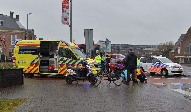 HCnieuws_nl's tweet photo. Onderzoek naar veiligheid rotonde Kruisweg HOOFDDORP Een extern bureau doet in opdracht van de gemeente onderzoek naar de verkeersveiligheid van de rotonde op de Kruisweg nabij hotel-restaurant De Beurs. Dat heeft het... https://t.co/BjVFn5VbXK https://t.co/ipStEsNmbU