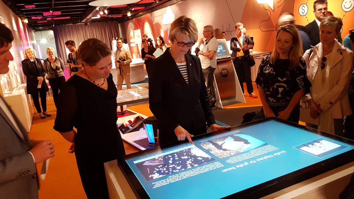 VIS_VISUS's tweet image. Offizielle Eröffnung der #mswiss in Berlin - @AnjaKarliczek Antje Boetius & Sabine Demel am Exponat des #SfbTrr161 #visualComputing @Uni_Stuttgart @unikonstanz