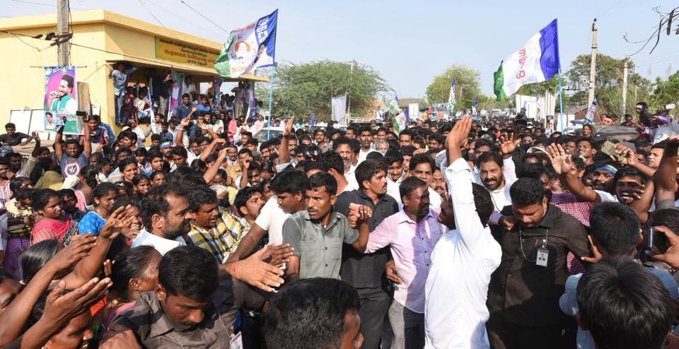 varun2c's tweet photo. @yeswanth86 @ysjagan @Ysrcp @KTRTRS @urstrulyMahesh @Vincy7M_ @SandeepTunuri @BDUTT @umasudhir Heart touching pics!!!
That is @ysjagan. His simplicity and humanity makes every human attract towards him.
#2000KmsOfYSJaganWinningHearts
#ProudMoments
#AndhraPradesh #APSpecialStatus
#YSRCPForAPSpecialStatus
#YSRCPForAPSCS
#YSRCPMPsResign4APSCS
#YSRCPMPsFastforAPSCS https://t.co/Bd0MjU8loA