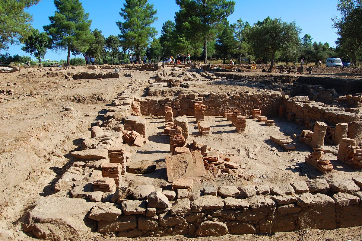faceroute's tweet photo. As escavações no Sítio de Vale do Mouro em #Mêda desvendaram tesouros fantásticos! Aqui encontras um povoamento Neolítico e uma aldeia romana onde podes ver balneários e fantásticos painéis de mosaicos, para além de outros artefactos! https://t.co/YNINhv8MFo
#faceroute #portugal https://t.co/47h38BJFDv