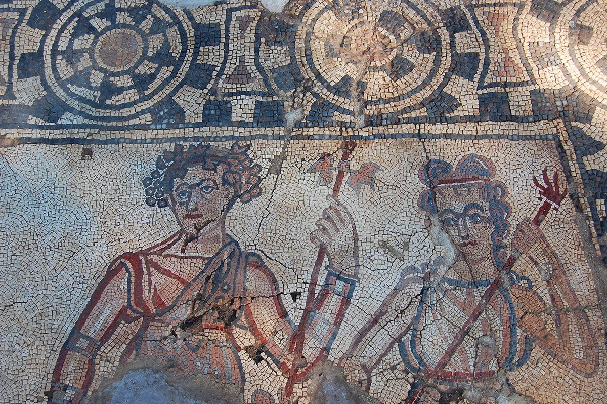 faceroute's tweet photo. As escavações no Sítio de Vale do Mouro em #Mêda desvendaram tesouros fantásticos! Aqui encontras um povoamento Neolítico e uma aldeia romana onde podes ver balneários e fantásticos painéis de mosaicos, para além de outros artefactos! https://t.co/YNINhv8MFo
#faceroute #portugal https://t.co/47h38BJFDv