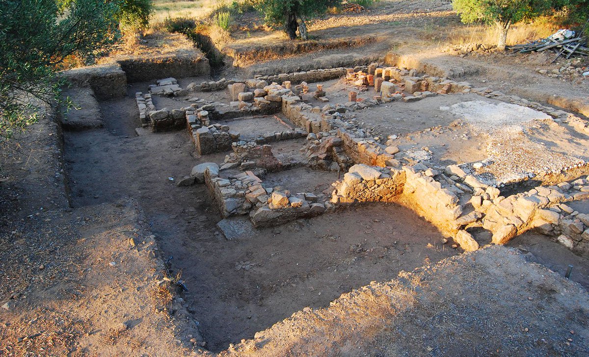 faceroute's tweet photo. As escavações no Sítio de Vale do Mouro em #Mêda desvendaram tesouros fantásticos! Aqui encontras um povoamento Neolítico e uma aldeia romana onde podes ver balneários e fantásticos painéis de mosaicos, para além de outros artefactos! https://t.co/YNINhv8MFo
#faceroute #portugal https://t.co/47h38BJFDv