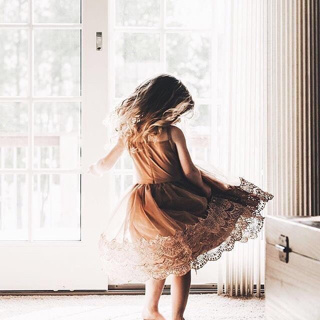 سـيـرة ذاتيـة :
لا أجبر نفسي على محادثة من يتجاهلني
ولا أدخل في معارك لا تخصني
ولا أنافس لكسب ودِّ من لا يدرك قيمتي
لذا أنا دوماً انسحب من مهزلة العلاقات 
وأبتعد عن كل من لا يعرف قدري
من باب الحفاظ على كرامتي
ومن باب راحة البال 
لا الضعف كما يُخيل لهم !