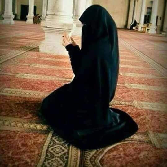 كحلت عيناها بغض البصر حتى عن أي أعز الأشخاص إليها 
و زينت شفتيها بالذكر و الكلم الطيب ♥
و أما عن زينة خديها فكان الحياء عنوانها