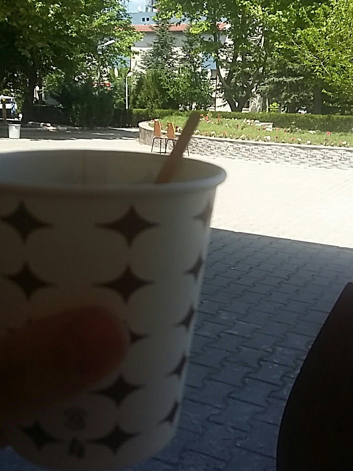 Bu güzel havada millet dışarda gezerken bizde ülkü kuşla çay içiyoruz çok mutluyuz anlatamam çok 😅 <a href="/demirhan316/">Ülkü</a>