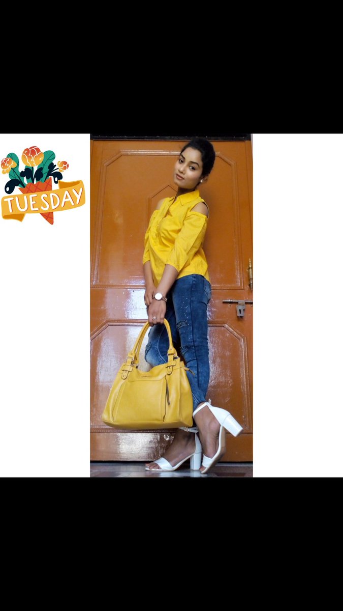 iamkaramkaur's tweet photo. 🧥Top 🎗Code
👜Purse 🎗@caprese
⌚Watch 🎗@timex
👖Jean 🎗 Ginger
🌼🌼🌼🌼🌼🌼 💛Everybody is nicer to me when I'm in yellow 🍋
#ChinDimpleKaram 😉
#KaramjitKailyn 👑
🌼🌼����🌼🌼🌼🌼🌼🌼
#CapreseGirl #Timex #Code #CodeTop #gingerstyle #TimexWatch #GingerFashion #CapreseBag https://t.co/R6cdPIPOcZ