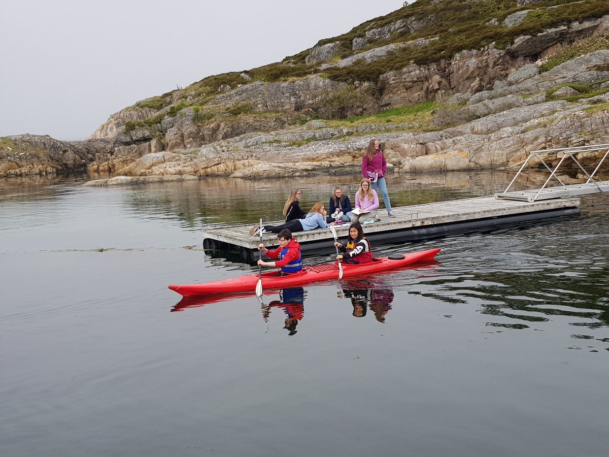 8d ved Atlanten ungdomsskole tester kajakk. #mestring #samarbeid #gøy