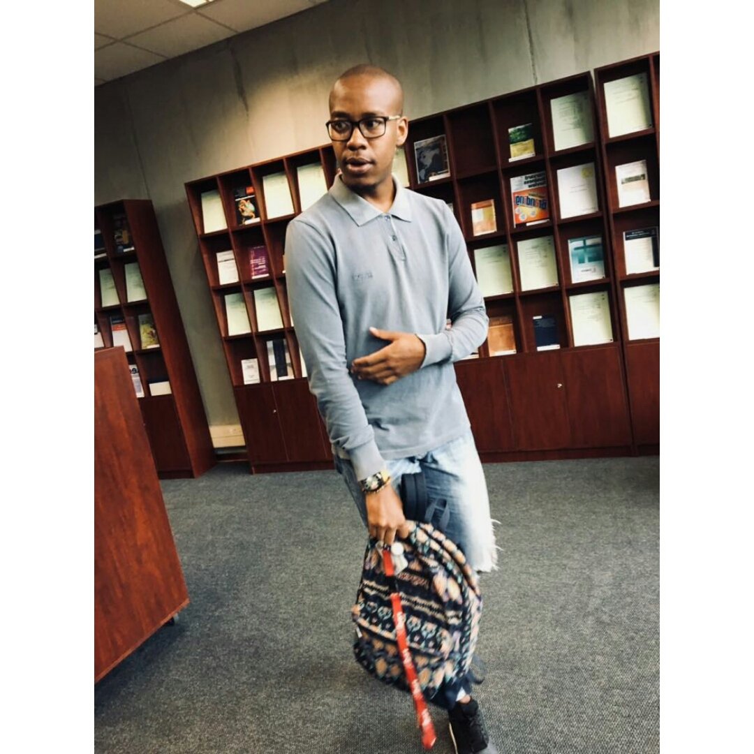 SibaMadikizela's tweet photo. Library for some journals then off to class. 😊😊😊😊 #BAHon https://t.co/kXsRp6CrPs