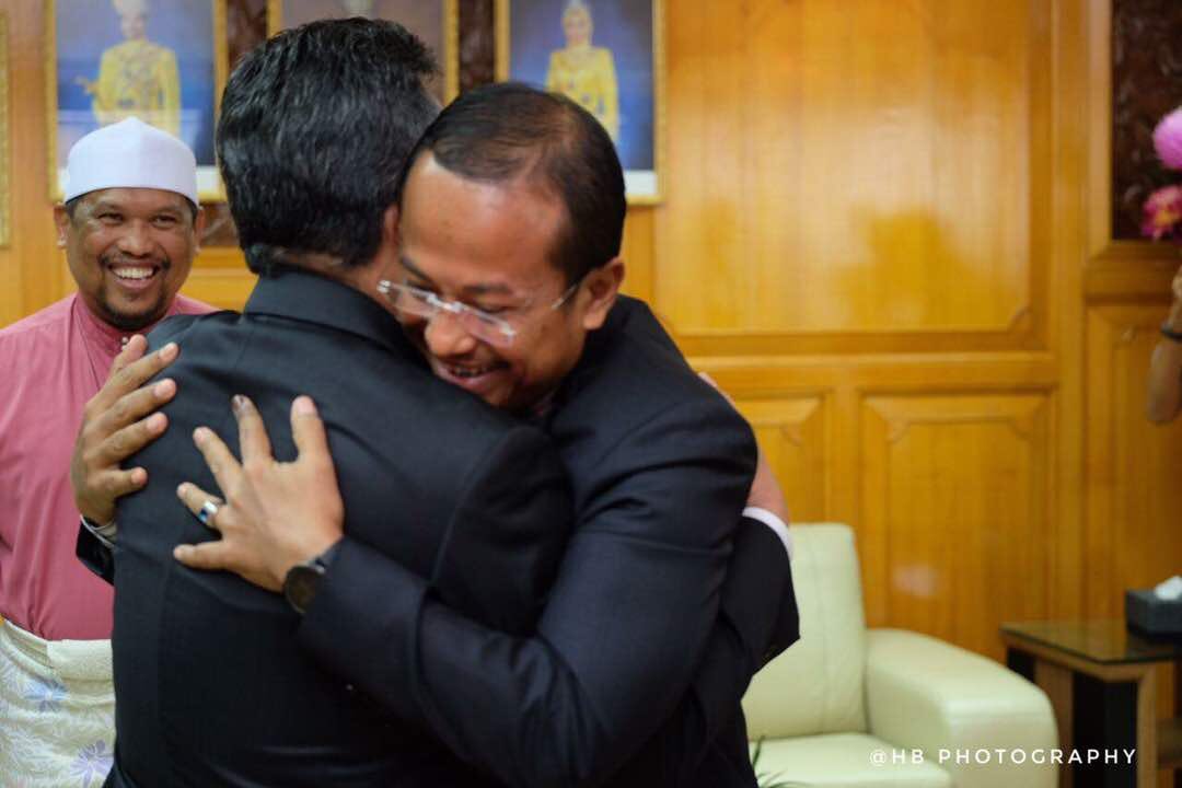 Alhamdulillah majlis penyerahan tugas dan amanah berlangsung dengan tertibnya.
Terima kasih rakyat Terengganu di atas sokongan selama ini.