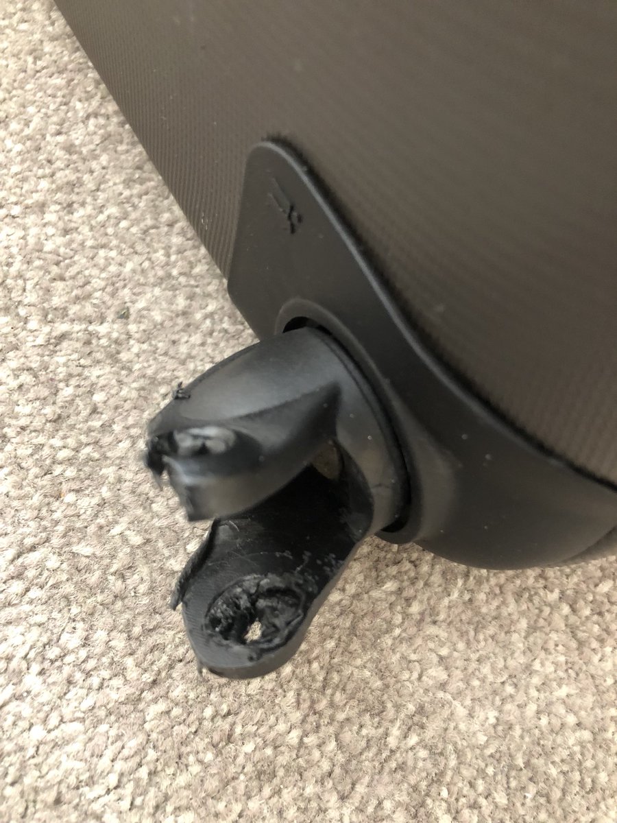 BenJagger5's tweet photo. @KLM my return flight KL598 was delayed by 25 hours because of a technical fault and the plane needs a new part, my brand new suitcase was damaged by your staff and didn’t make my connection so I didn’t have any personal items for 48hrs... I want a refund and compensation!! https://t.co/YHYJnVkhTe