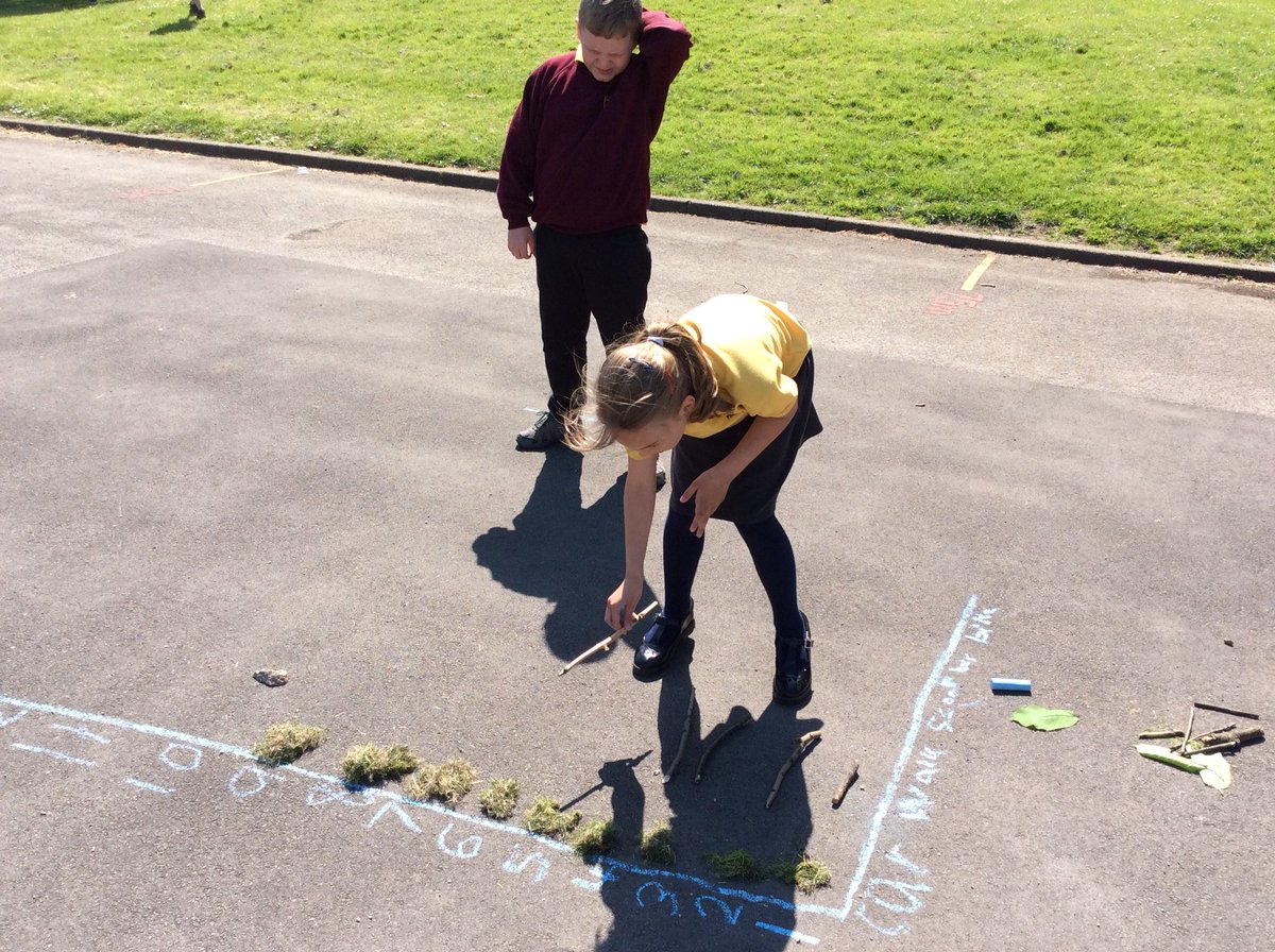 stcharleshullY4's tweet photo. We took our data handling lesson outside this morning https://t.co/uVGVkU3diz