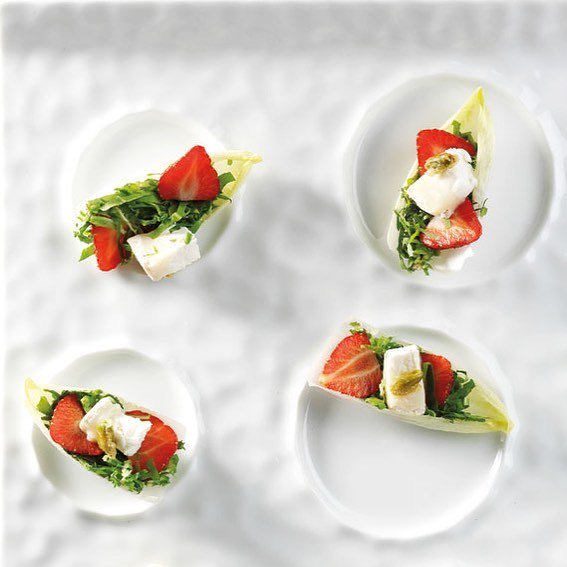 It’s lunchtime🍴 
Strawberries and goat cheese salad ❤️
#breakfast #strawberries #extracts #icecream #daunoainfinito #larivoluzionedelgusto #stefaniacorrado #cuocaconlavaligia #red #spring #goatcheese ift.tt/2Iij2kl
