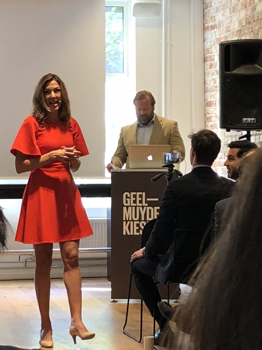 stillufdatter's tweet photo. @ThinaSaltvedt snakker om fremtiden under #oljefrokost hos @GeelmuydenKiese. Spørsmålene vi må stille oss selv og finne svar på er hvordan vi skal prise klimarisiko og ta det inn i businessmodellene. https://t.co/so28o0UhHz
