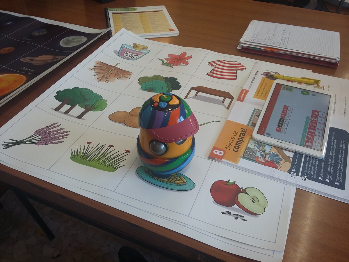 Inmaculada_Lega's tweet photo. 📷 Tarde de formación en #robótica 🤖 gracias a @Edelvives. Aprendizaje e innovación para el futuro 😀 👏 🔝 https://t.co/ABGjL4dL6i
