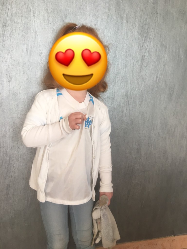 CedricOM57's tweet photo. Ma fille qui a voulu mettre le maillot pour aller à l’école 😍❤️... Des plus jeunes aux plus anciens on est des millions à être avec toi @OM_Officiel !!! #teamOM #OM #NotreHistoireContinue #UnisPourLExploit #OMAtleti https://t.co/SQwjZIRNLh