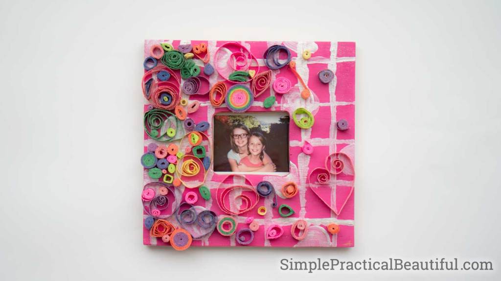SimplePracticaI's tweet image. Coiled Paper Picture Frame simplepracticalbeautiful.com/coiled-paper-p…