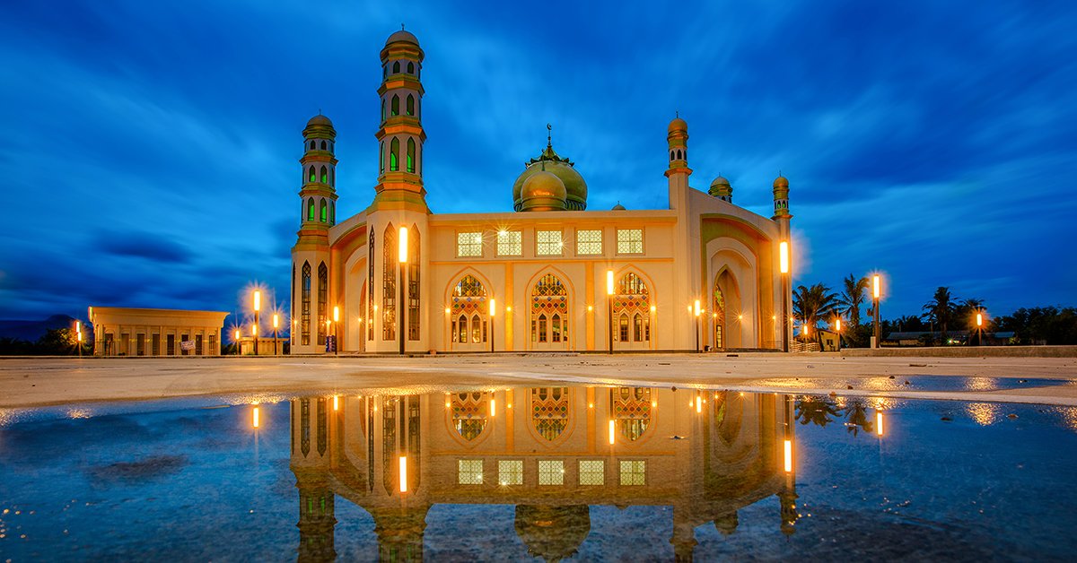 UnilampLighting's tweet photo. Central Mosque of Nakhon Sri Thammarat located in Southern of Thailand. Illuminated by | PILLAR/1 Light Column 
#Unilamp #UnilampThailand #OutdoorLighting #LEDLighting #Pillar #LightColumn 

Photo :Thakdanai Phookangmok (Zaleang Foto) https://t.co/DxsW1XjX3B