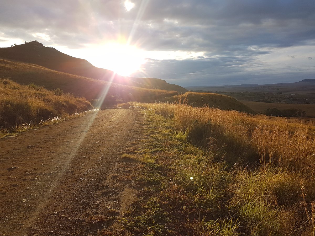 berghouse's tweet photo. Stunning morning and an awesome day to all #tweating on #twitter #travel #SouthAfrica driveway to the #berghousecottages #holidayvenue #countrycottages #drakensberg #mountain views from windows #halfway between #joburg & #durban @VisitSA_UK https://t.co/KP8MtzMIzV