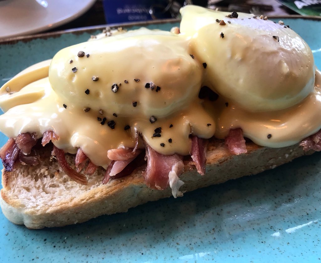 Ham hock eggs benny 😍

#hale #atrincham #cheshire #manchester #deli #cafe #breakfast #brunch #eggsbenedict #eggsbenny #eatmcr