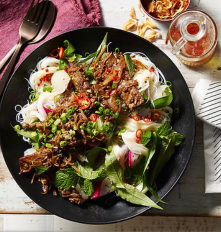 DietGameChanger's tweet photo. This is one the family will totally love, courtesy of @luke_nguyen, one of his many tremendous healthy recipes: Lemongrass beef with vermicelli noodles - Yum!!! Substitute half the noodles for fresh sprouts to keep the carbs down #eatwell #weightloss #diet https://t.co/PNFt71tjUK https://t.co/uvQAI18wgS