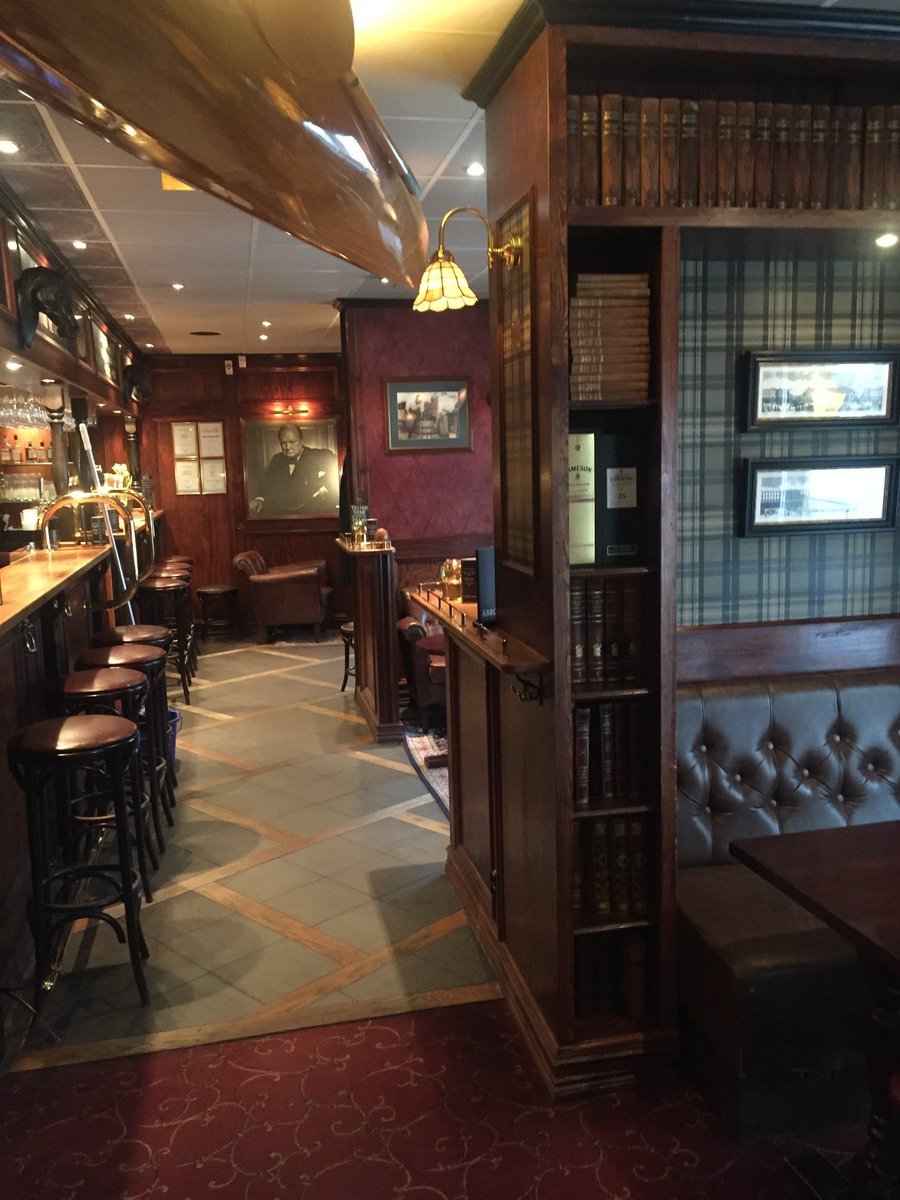 mrinredning's tweet photo. Köp kvalitets #restaurangmöbler: #soffor, #stolar, #bord och m.m. 
En liten sneak peak på ett av våra inredningsprojekt - Churchil Arms i Uppsala.  Väldigt trendig engelsk pub i Uppsala med fina inredningsdetaljer och materialval - ett måste när du är i närheten. https://t.co/LDEkRg9aJU