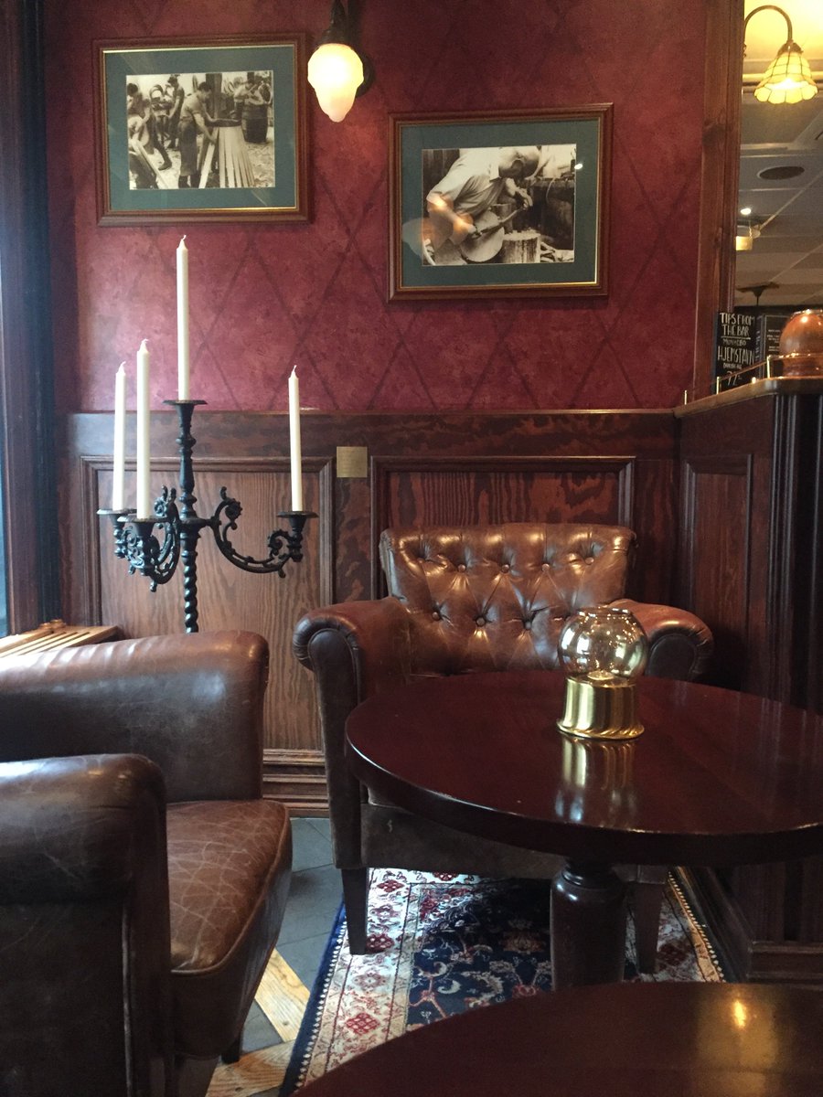 mrinredning's tweet photo. Köp kvalitets #restaurangmöbler: #soffor, #stolar, #bord och m.m. 
En liten sneak peak på ett av våra inredningsprojekt - Churchil Arms i Uppsala.  Väldigt trendig engelsk pub i Uppsala med fina inredningsdetaljer och materialval - ett måste när du är i närheten. https://t.co/LDEkRg9aJU
