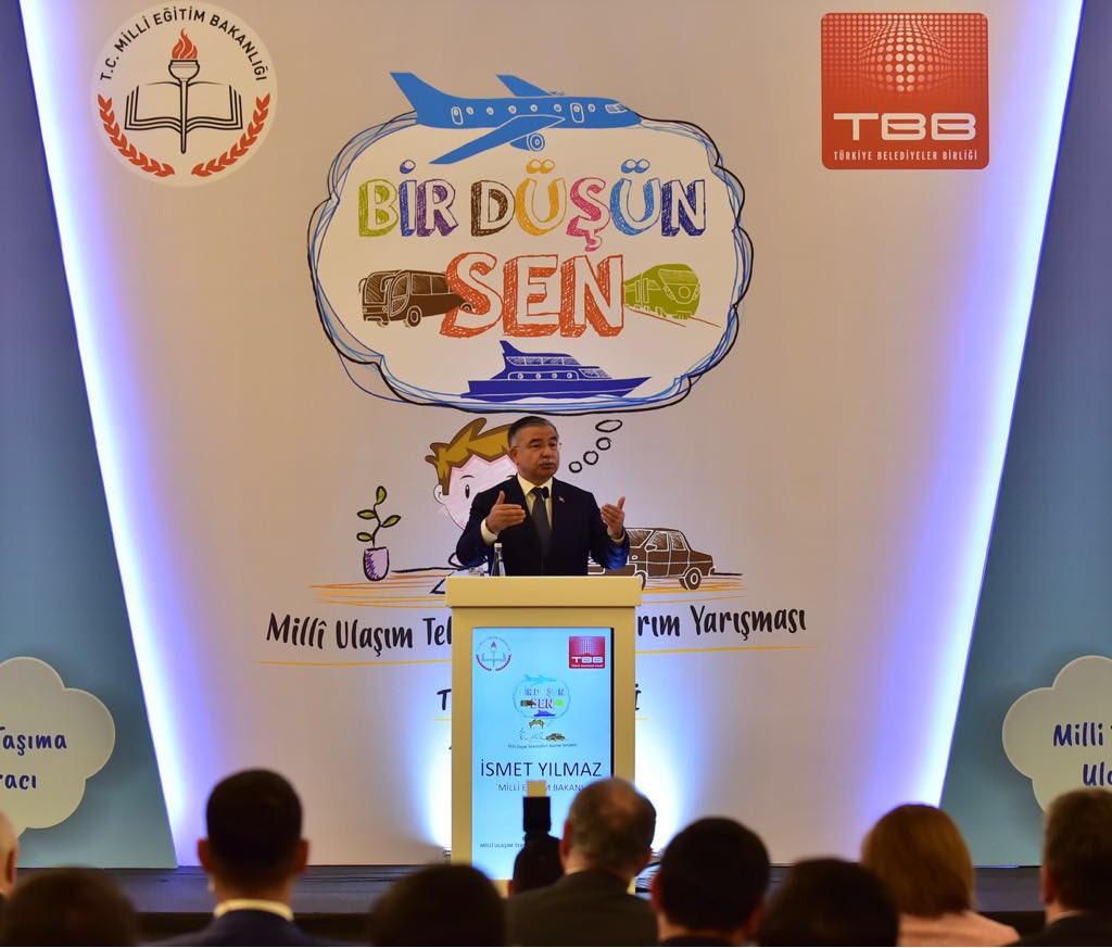 Bakan Yılmaz, “Bir Düşün Sen” Millî Ulaşım Teknolojileri Tasarım Yarışması Türkiye Sergisi’nin kapanış programında konuşuyor.