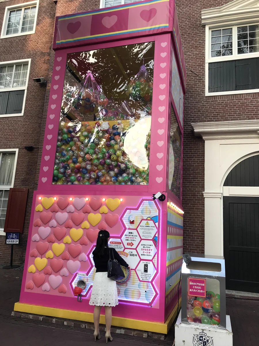 ガチャ好き必見！？日本最大テーマパーク『ハウステンボス』の超巨大ガチャガチャｗｗ