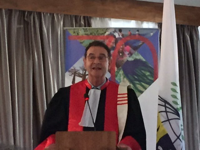 70 ans IRD à Madagascar: <a href="/JpmMOATTI/">MOATTI jean Paul</a> PDG IRD élevé au grade de Doctor honoris causa par l’Université d’#Antananarivo. Cette distinction témoigne de la reconnaissance de la contribution de l’IRD au développement de la recherche scientifique à #Madagascar.  bit.ly/2wDTTv3