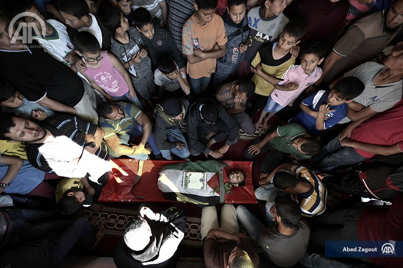 anadoluimages's tweet photo. People #mourn over #FadiAbuSalah, who lost his legs during an Israeli assault on 2008, and has been killed in #Israelisecurityforces' #intervention during a #protest, organized to mark #70thanniversaryofNakba, also known as #DayoftheCatastrophe in 1948 #AA https://t.co/UYiwXLlDei