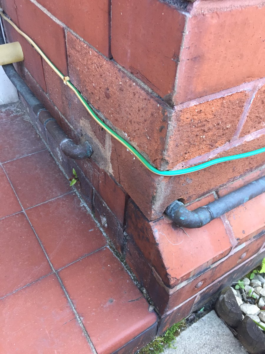 DR_Plumbing's tweet photo. Some work I found! #cornercutter #cutacorner #PlumbingDisaster @plumberparts https://t.co/gkFjOUfhsN