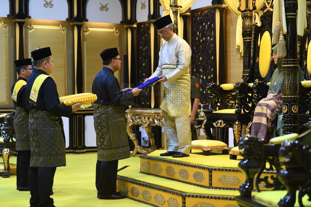 bernamadotcom's tweet photo. ADUN Jelai Wan Rosdy Wan Ismail, 60, hari ini angkat sumpah jawatan Menteri Besar Pahang yang baharu https://t.co/jibXO4GAGX