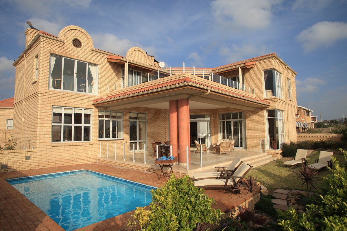 AfricanOceans's tweet photo. An edition to “African Oceans Manor” is our spectacular African Oceans 5 star Villa. This is situated next to the Manor with a view of the ocean and the Outeniqua Mountains. Direct access to the beach about 90 meters away. https://t.co/zQeJu86UIb https://t.co/o4YByJ9kJQ