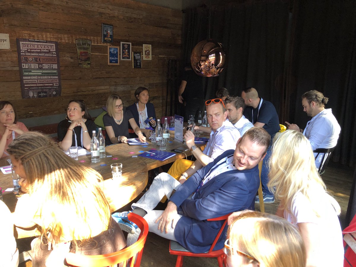 ReinerKriegler's tweet photo. Raum „Stammtisch“ proppenvoll. Session Tom Korn #OTTO zum hochkomplexen bin #Kulturwandel der Gruppe #EBX18HH #employerbranding #employeeexperience https://t.co/Lxu37TgBrA