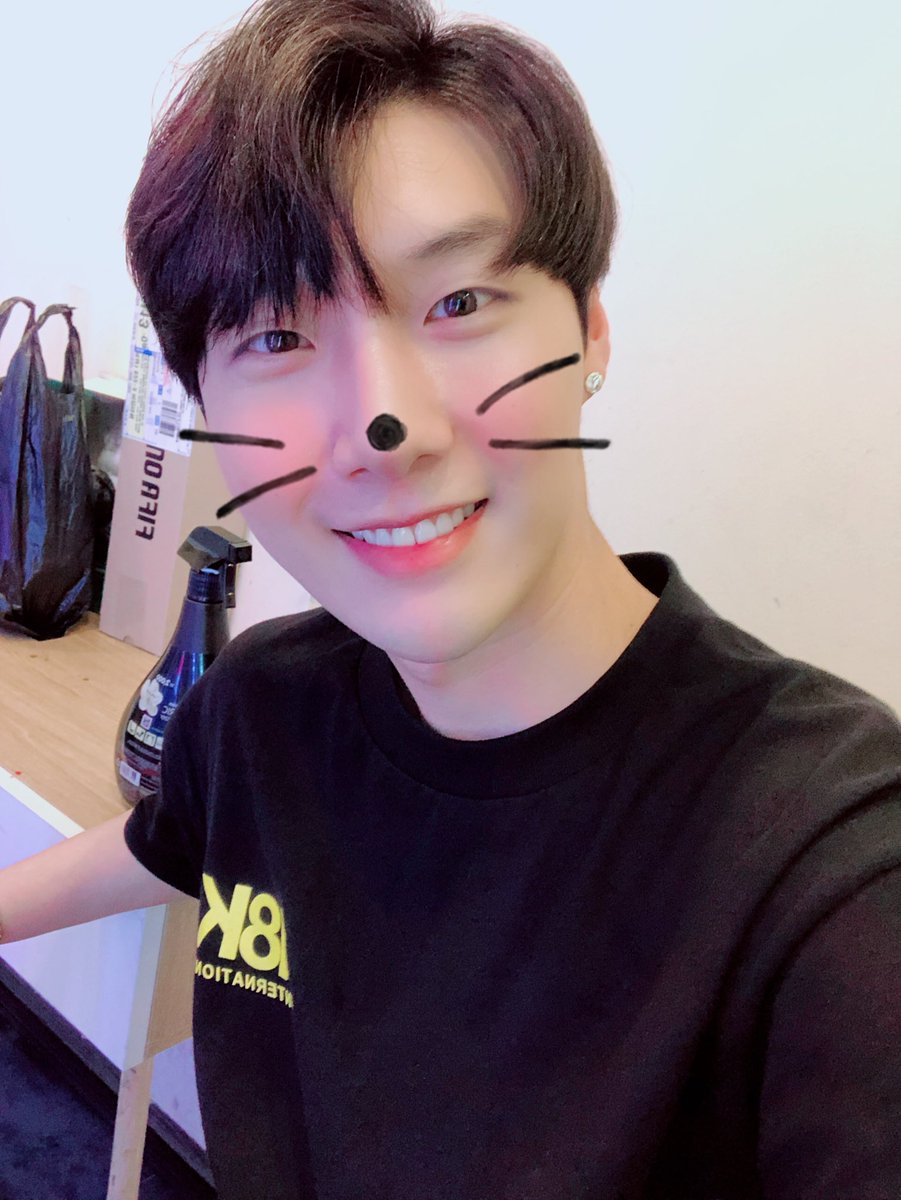 18.05.15 스승의날 피곤하다냥~ 모든 스승은 하늘과 같지요 허허 #18K 옷 이쁘게 입겠습니다 감사해용👍