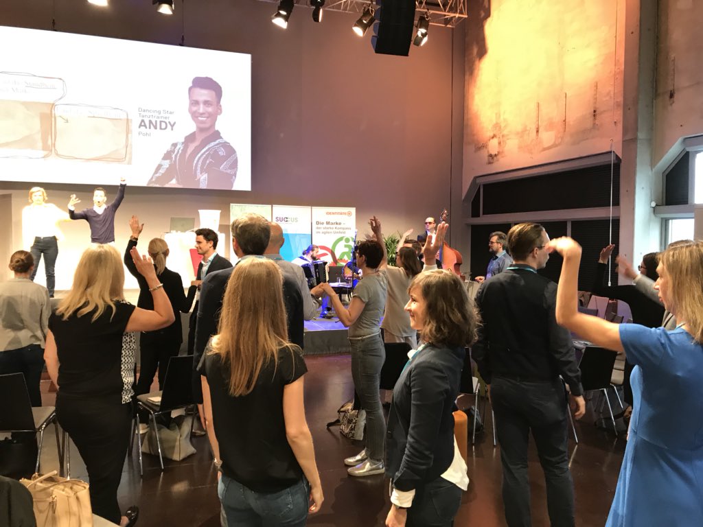 F_Conradi's tweet image. Super Start beim #CCJ18, es wird gejammt UND getanzt. So fallen alle Berührungsängste direkt ab...genial.