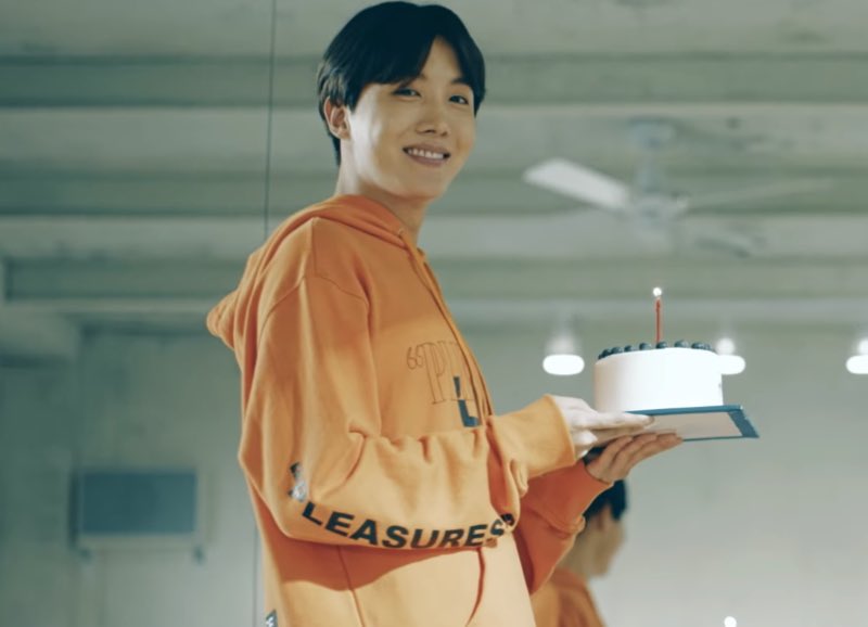 It corresponds with the ‘cake’ that he receives from the girl in LOVE YOURSELF Highlight Reel.But there’s something we have to pay attention to here. In the Highlight Reel, Hoseok recalls memories of the chocolate bar upon receiving the cake. What does this mean?