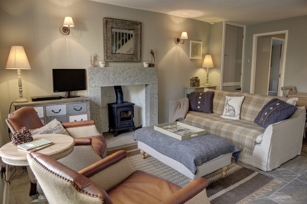 theholidaylet's tweet photo. Recently renovated Molly Cottage offers contemporary yet cosy accommodation for up to 4 people in two double bedrooms, with a wood burning stove to toast your toes after a days walking, cycling or exploring. From £380 per week. https://t.co/rXHEwzWgII https://t.co/CJrO0rQiJy