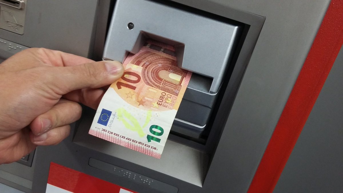 Recordeu que les màquines no detecten els llaços grocs als bitllets . Si posem 500.000 bitllets en circulació , en dos mesos els nostres llaços estaran a tots els països de Europa . Ànims i força.