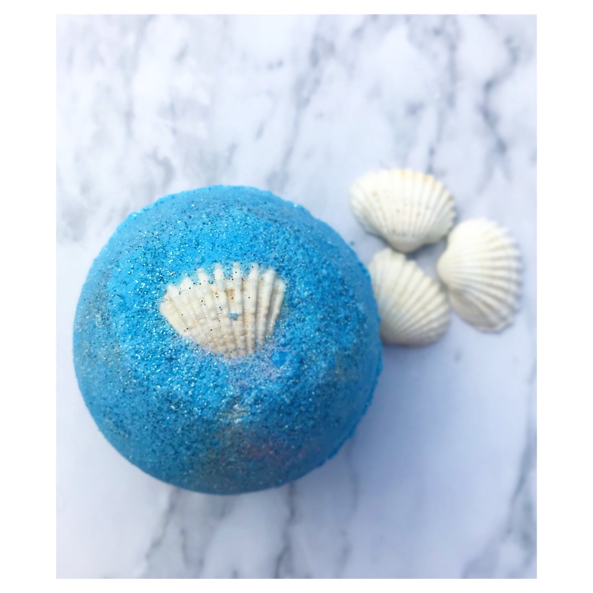 Get your #mermaid tails with these pretty sparkly glitter bath bombs! Scented with peppermint, bergamot and tea tree for a refreshing sea breeze bath 🧜🏼‍♀️ #bathbombs #smallbusiness #localbusiness #marlowbusiness #shoplocal #shophandmade