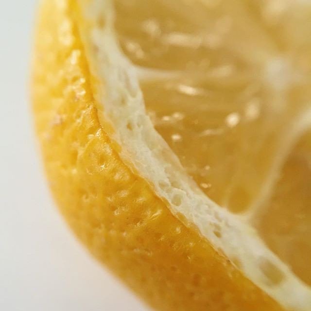 pocket_lens's tweet photo. It's the little things that make the difference! This awesome pic by @twomomof2 is just a lemon, but so much more than that :-) Taken with a #pocketlens #macro - what else? 
#lemon #yellow #fruit #summer #closeup #dof #dof_addict #macro #macro_addict https://t.co/WifRcqsnqh https://t.co/hKa1602Pkq