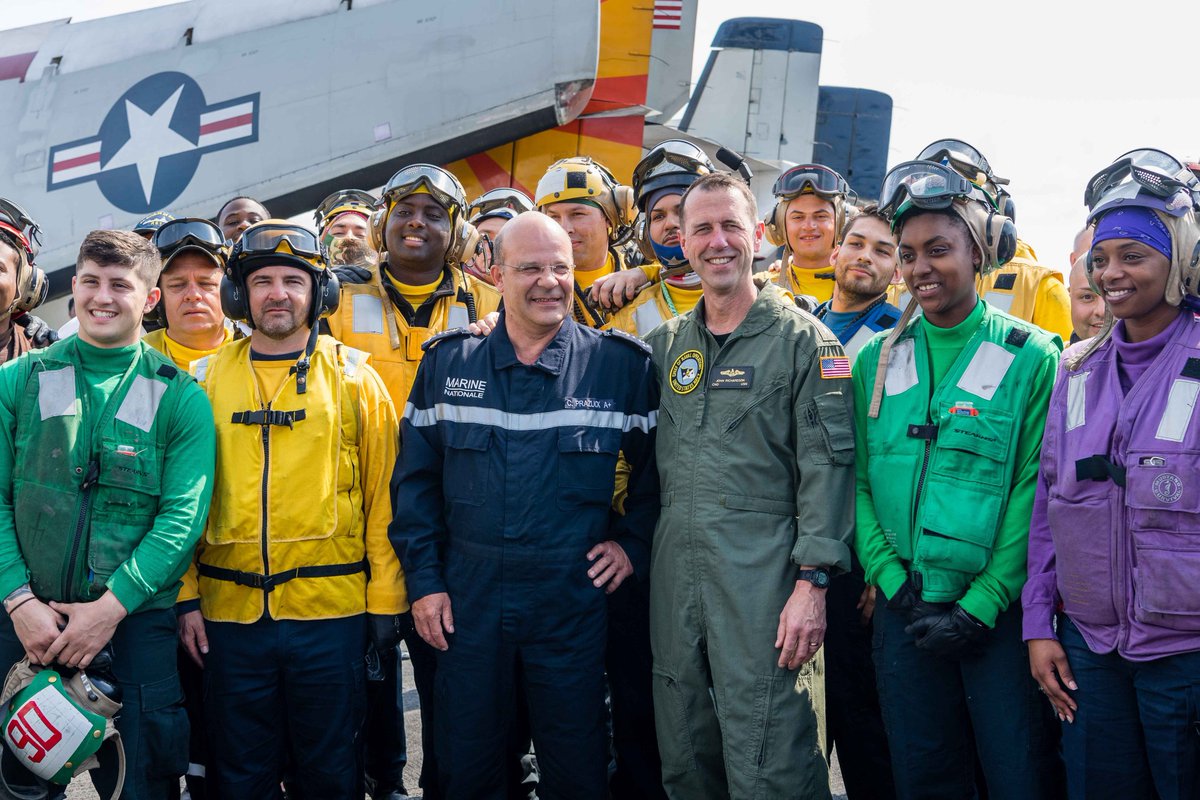 MarineNationale's tweet photo. Le CEMM et le CNO sur le porte-avions américain USS Bush.
« I’m here to thank the @USNavy for allowing our carrier air wing to retrain on USS George HW Bush, whilst Charles de Gaulle is in refit, so we can operate side by side every day, on every ocean. » Amiral Prazuck https://t.co/4nLJLaE1oq
