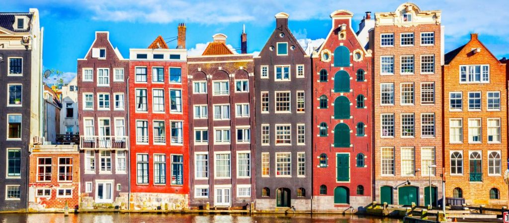 respdeprogramme's tweet photo. Pourquoi toutes les maisons d’Amsterdam penchent et autres questions fondamentales https://t.co/7lY70Emdkl https://t.co/MpTUxYKkI7