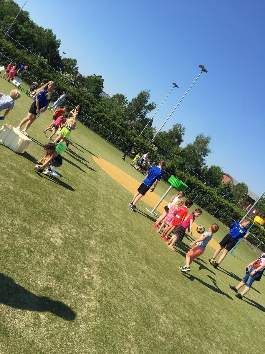 HaasLuuk's tweet photo. Wat een weer voor een sportdag voor kleuters bij @kvDOT! Leerlingen van Dienstverlening &amp; Producenten @HHzuidwest @hethooghuis helpen met de organisatie van een super leuke sportdag! ☀️ https://t.co/Lk1acHUbvC